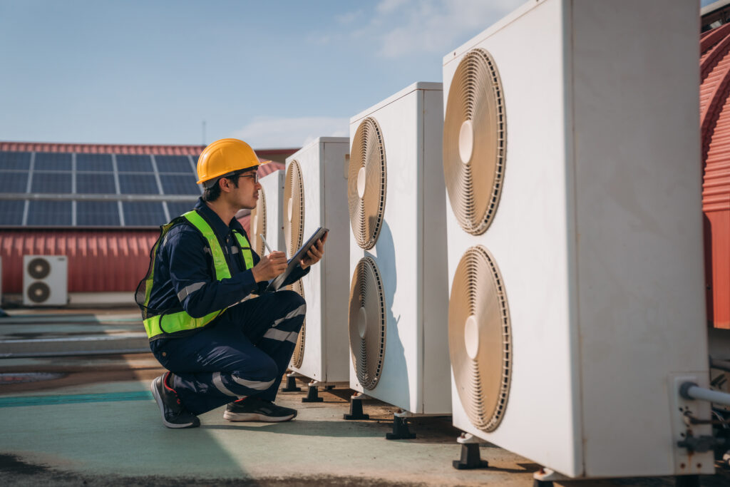 Unidad de aire acondicionado con instalación profesional en vivienda unifamiliar